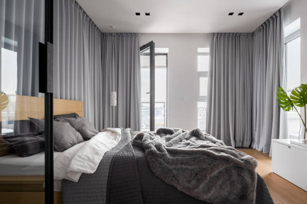 imagen de livin con 2 sillones amarillo y gris, de cuerpo, con almohadones coloridos