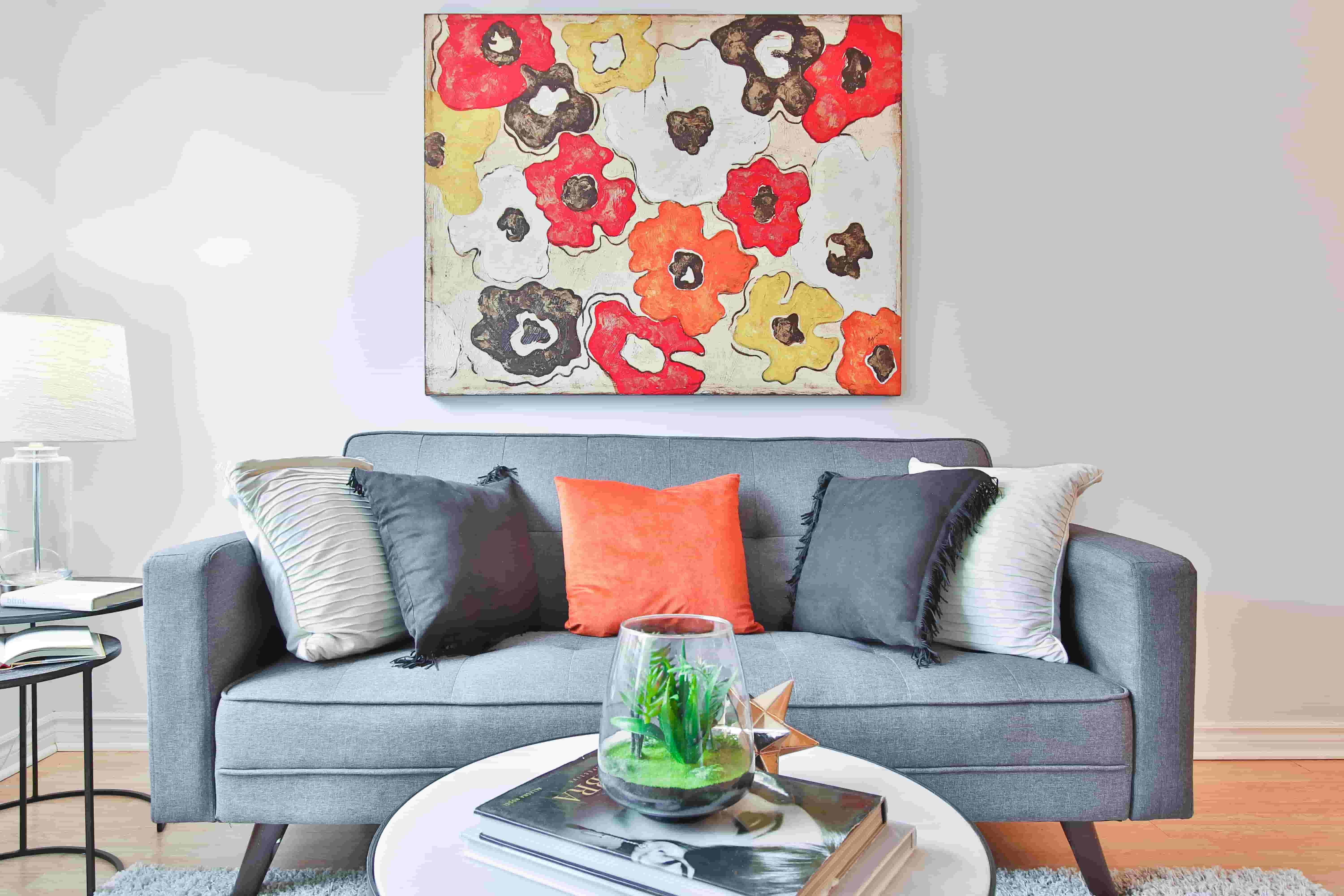 imagen de una habitación con cama con blanqueria color, gris cortinas rectas grises
