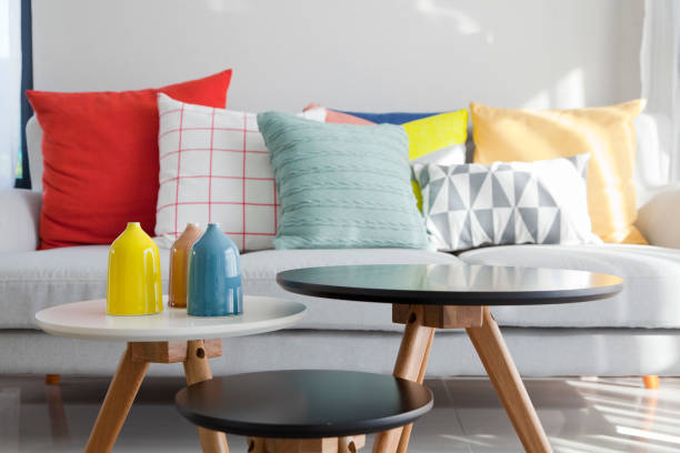 imagen de almohadones estampados en una habitación