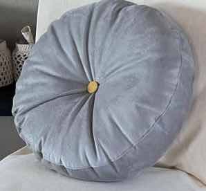 imagen de almohadon capitone gris