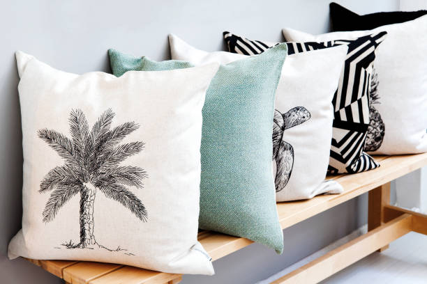 imagen de almohadones en varios colores con imagenes