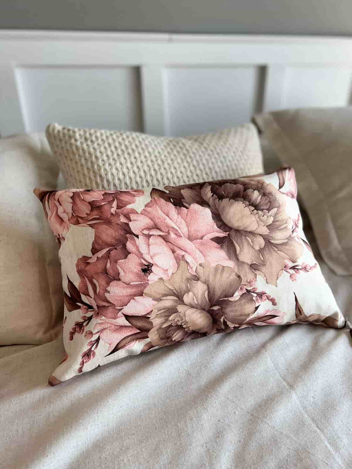 imagenes de almohadones de colores diversos estampados con flores