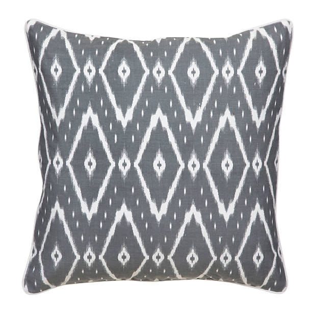 imagen de almohadon gris oscuro con patrones en rombo y simbolos